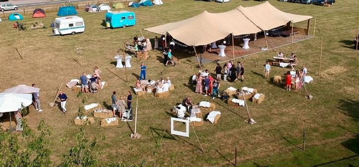 Verhuur stro balen - bruiloft decoratie - feest decoratie, Hobby en Vrije tijd, Feestartikelen | Verhuur, Nieuw, Geboorte of Huwelijk