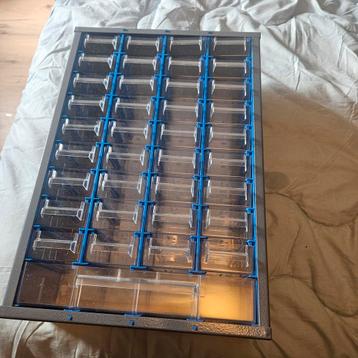 2 x Ladekast met 37 transparante lades beschikbaar voor biedingen