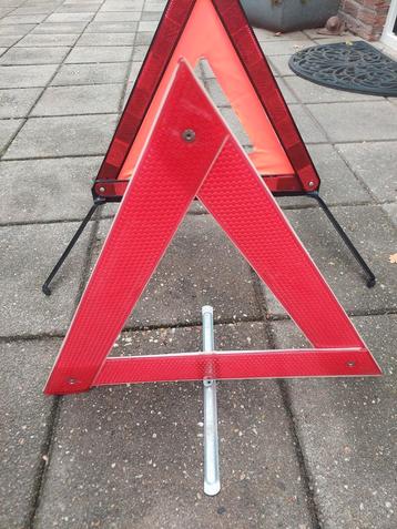 Gevarendriehoek - Veiligheid voor onderweg  2 stuks beschikbaar voor biedingen
