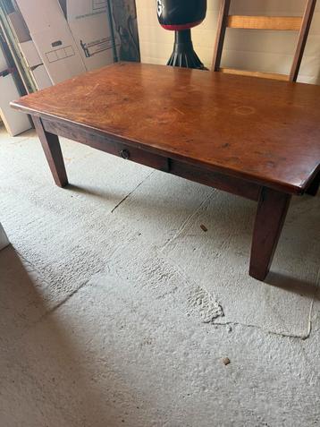 Houten salontafel beschikbaar voor biedingen