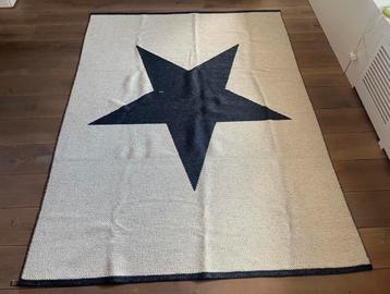 Pappelina Vloerkleed Viggo Star groot 230x170cm beschikbaar voor biedingen