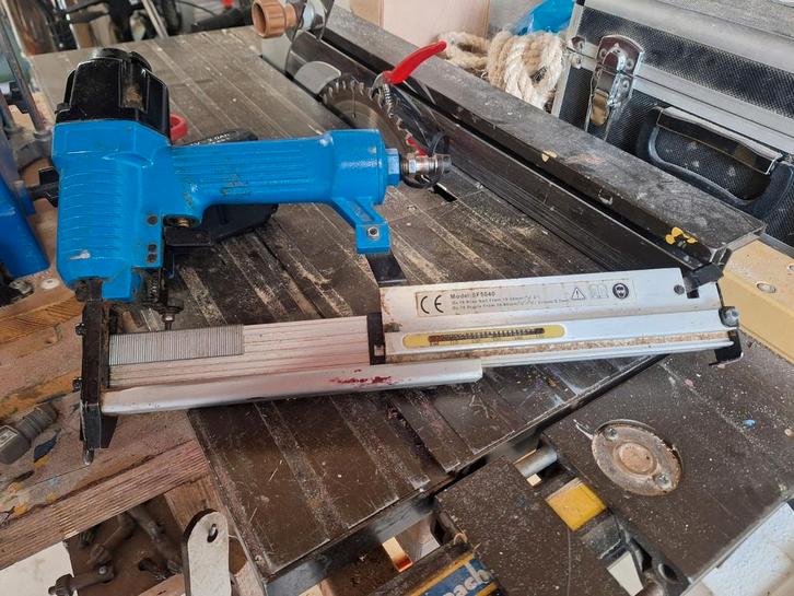 Pneumatische tacker / nagelpistool, Doe-het-zelf en Verbouw, Gereedschap | Boormachines, Gebruikt, Overige typen, Ophalen of Verzenden