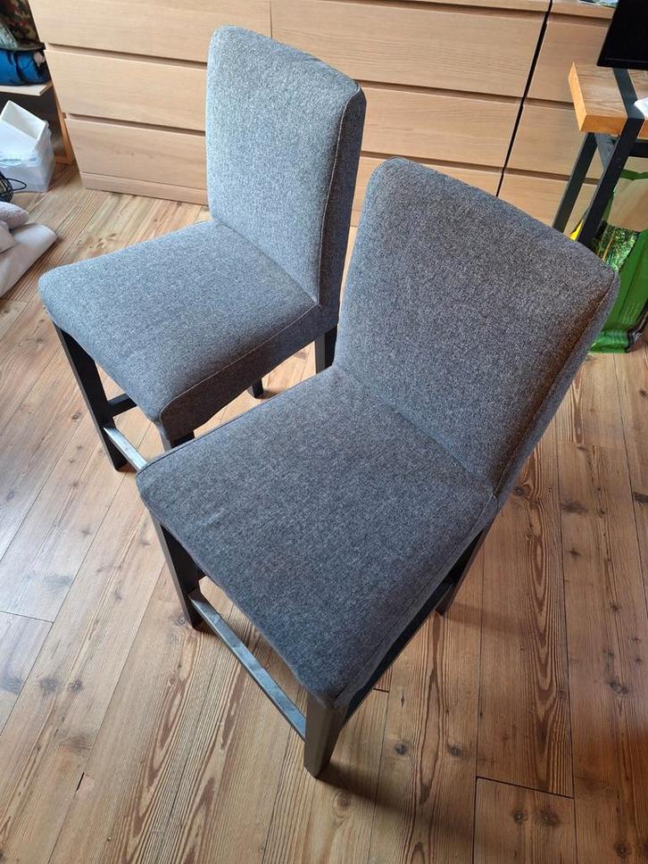 Twee IKEA barkrukken BERGMUND, Huis en Inrichting, Stoelen, Gebruikt, Twee, Hout, Stof, Grijs, Ophalen