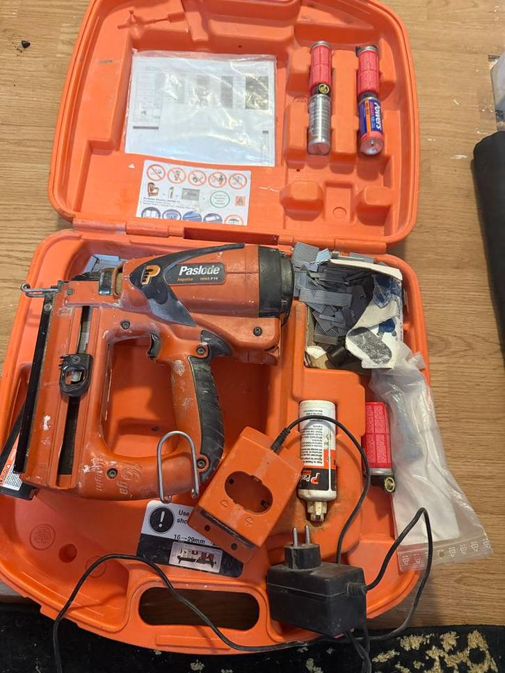 Paslode Machine Tucker met Gas, Doe-het-zelf en Verbouw, Gereedschap | Overige machines, Gebruikt, Ophalen of Verzenden