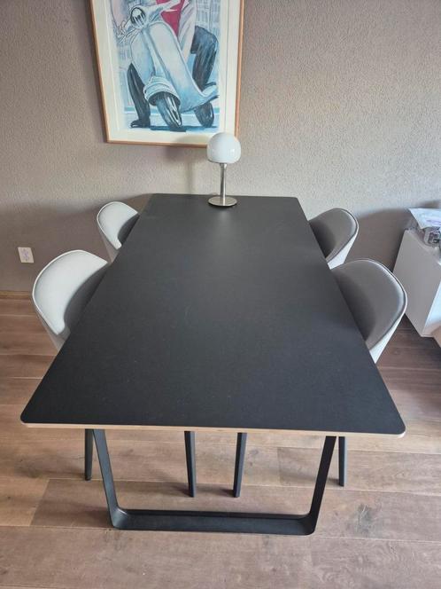 Muuto eettafel 70/70, Huis en Inrichting, Tafels | Eettafels, Zo goed als nieuw, 50 tot 100 cm, 200 cm of meer, Vijf personen of meer
