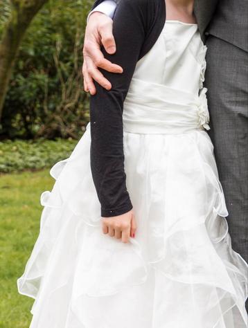 Mooie witte jurk voor meisje beschikbaar voor biedingen