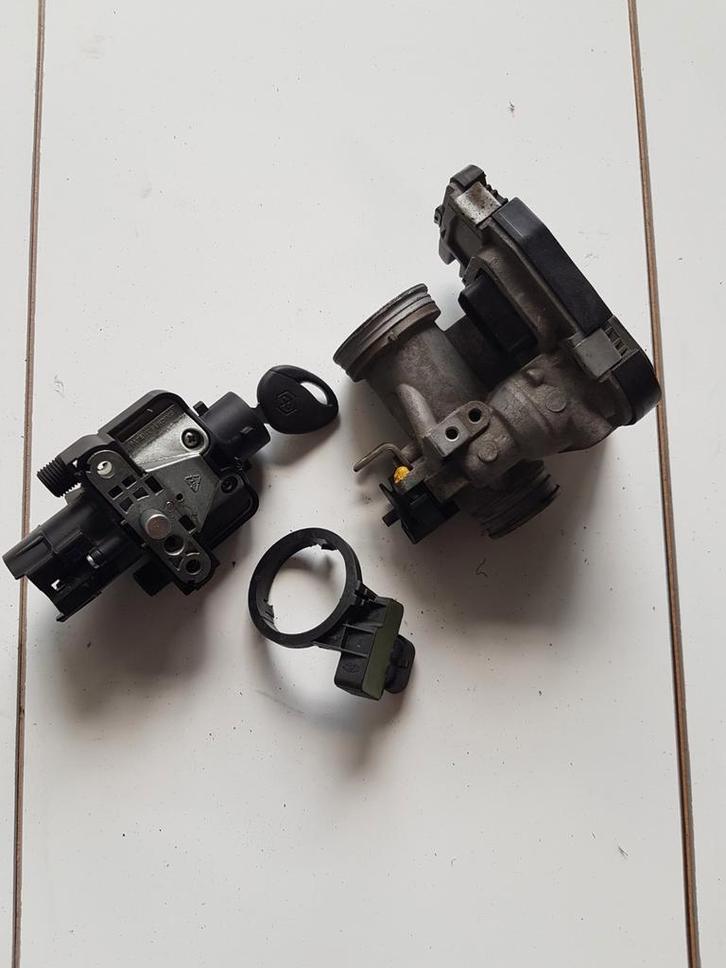 Piaggio yourban gasklephuis + contact slot, Motoren, Tuning en Styling, Ophalen of Verzenden