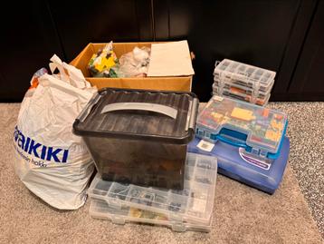 10KG Lego partij diverse sets, poppetjes en blokjes beschikbaar voor biedingen