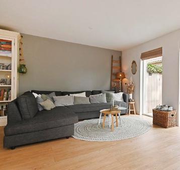 Grote lounge bank beschikbaar voor biedingen