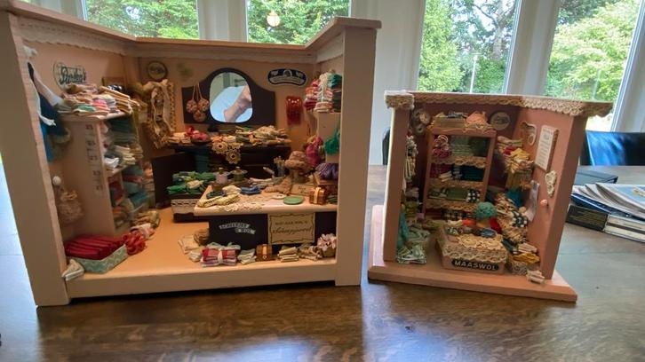 Antieke kijkhuisjes - Winkeltjes Scène (2 stuks), Antiek en Kunst, Antiek | Speelgoed, Ophalen of Verzenden