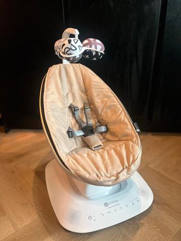 Mamaroo 5 babyswing in de kleur Sandstone zo goed als nieuw beschikbaar voor biedingen