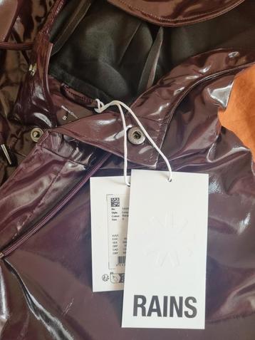 Stylish nieuwe regenjas RAINS, maat S, wijnrood/burgundy lak beschikbaar voor biedingen