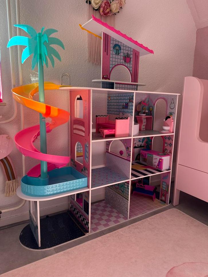 LOL mega poppenhuis met zwembad en glijbaan, Kinderen en Baby's, Speelgoed | Poppenhuizen, Zo goed als nieuw, Poppenhuis, Ophalen