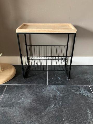 Sidetable tijdschriften rek met dienblad er boven beschikbaar voor biedingen