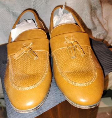 Nieuwe leren schoenen  beschikbaar voor biedingen
