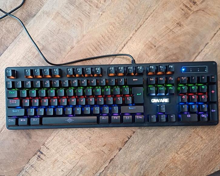 Qware Mechanisch toetsenbord – clicky blauwe switches RGB, Computers en Software, Toetsenborden, Zo goed als nieuw, Ophalen of Verzenden