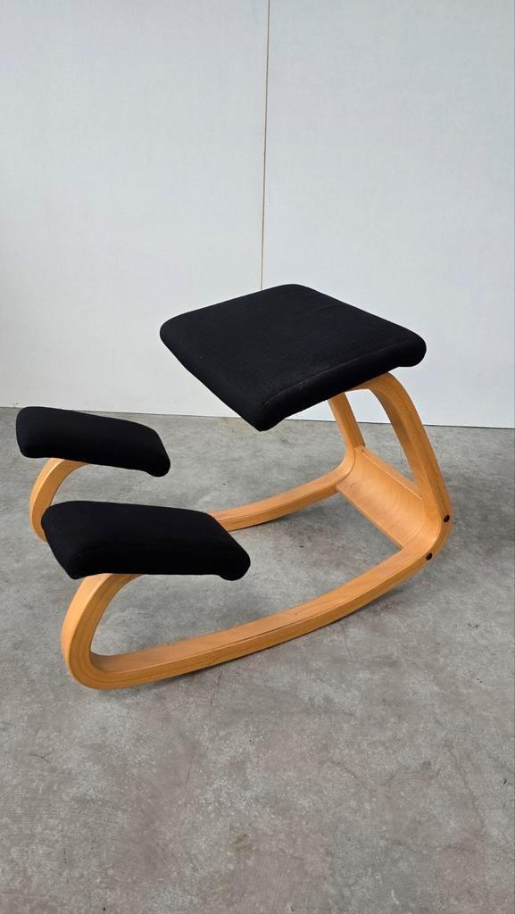 Varier Variable Balans Kniestoel - Ergonomisch Design, Huis en Inrichting, Stoelen, Gebruikt, Eén, Hout, Stof, Zwart, Ophalen