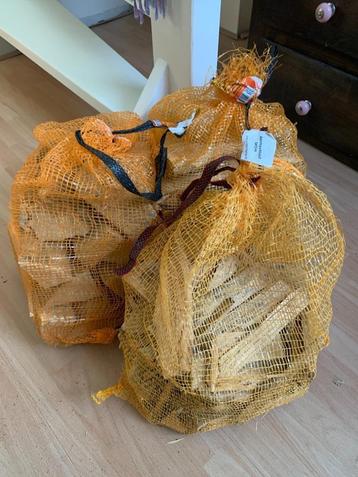 2x openhaard hout en 1x aanmaakhoutjes beschikbaar voor biedingen