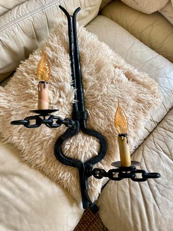 Brutalistische chain wandlamp Smeedijzeren Evans Fantoni 67C beschikbaar voor biedingen