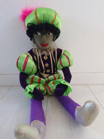Vrolijke zwarte Piet pop met prachtig kostuum beschikbaar voor biedingen