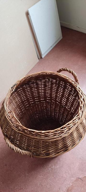 Leuke rieten tuin- of wasmand beschikbaar voor biedingen