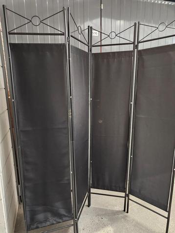Zwarte kamerscherm met 4 panelen beschikbaar voor biedingen