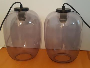 2 glazen plafondlampen/bollen 25 cm hoog met montageplaatjes beschikbaar voor biedingen