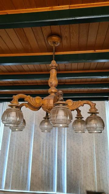Vintage Houten Kroonluchter met Glazen Lampenkappen beschikbaar voor biedingen