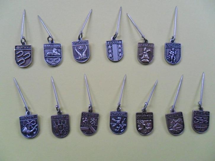 Bedelspeldjes, div. Nederlandse steden  + België (2x), Verzamelen, Speldjes, Pins en Buttons, Gebruikt, Overige onderwerpen, Ophalen of Verzenden