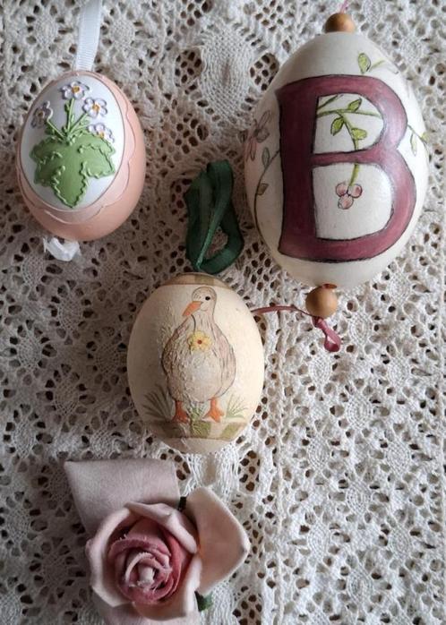 3 handbeschilderde echte eieren , B, gans en bloemen, PASEN, Diversen, Pasen, Gebruikt, Ophalen of Verzenden