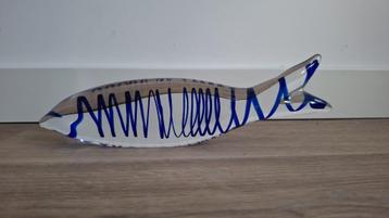 Doorzichtige glazen vis met blauw beschikbaar voor biedingen