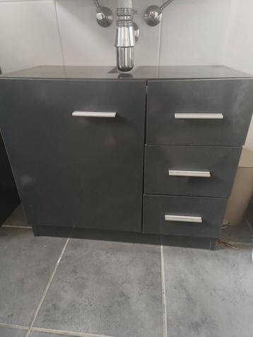 Twee wastafel kastjes beschikbaar voor biedingen