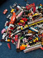 Doos vol met oude speelgoedauto's en vrachtwagens, Hobby en Vrije tijd, Modelauto's | 1:18, Ophalen, Gebruikt, Auto, Overige merken