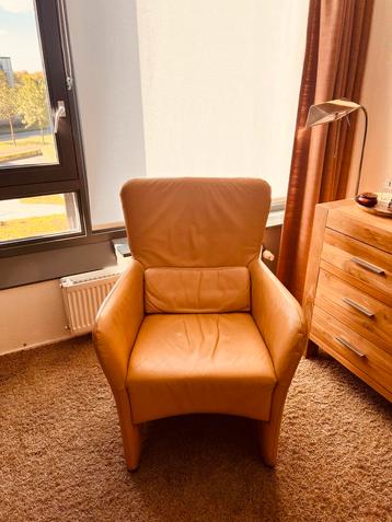 Comfortabele leren fauteuil beschikbaar voor biedingen