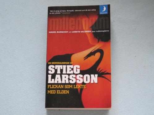 Zweeds: Flickan som lekte med elden - Stieg Larsson, Boeken, Thrillers, Zo goed als nieuw, Scandinavië, Ophalen of Verzenden