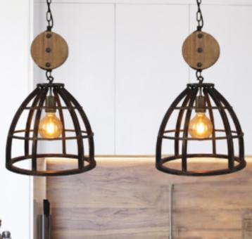 Twee stoere industriële hanglampen beschikbaar voor biedingen