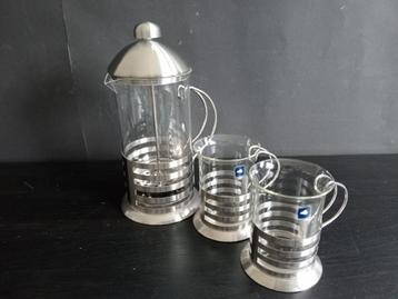 Cafe/theetière met metalen handvat en 2 koffie/thee glazen. beschikbaar voor biedingen