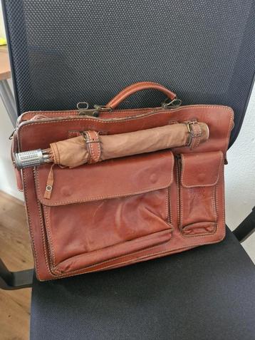 Vintage leren aktetas met paraplu beschikbaar voor biedingen