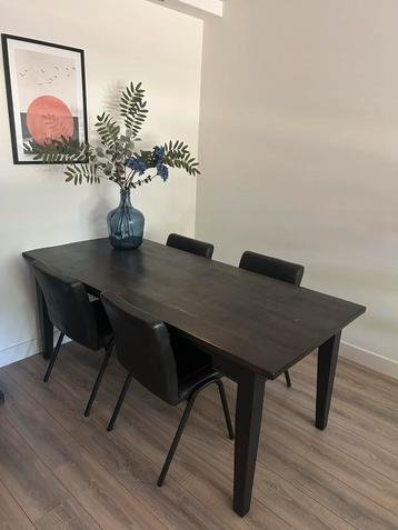 Zwarte eettafel