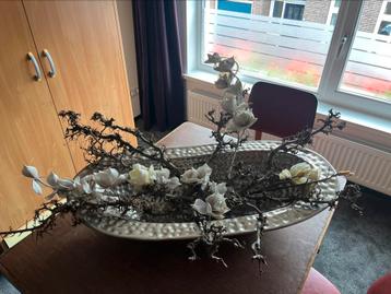 Mooie handgemaakte zilverkleurige metalen schaal beschikbaar voor biedingen