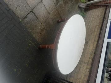 Salontafel en kranten bak