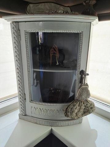 Brocante kastje (exclusief accessoires) beschikbaar voor biedingen