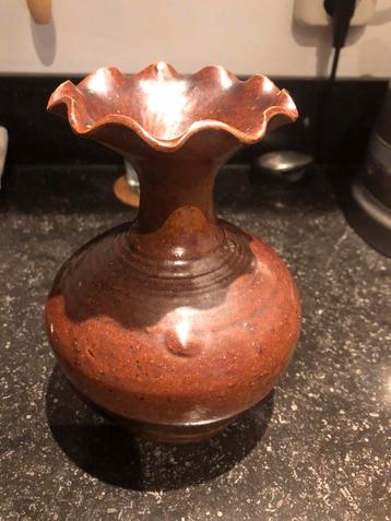 Antiek aardewerk vaas beschikbaar voor biedingen