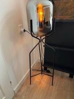 Moderne vloerlamp met glazen kap en metalen frame nieuwstaat, Huis en Inrichting, Lampen | Vloerlampen, Ophalen, Zo goed als nieuw