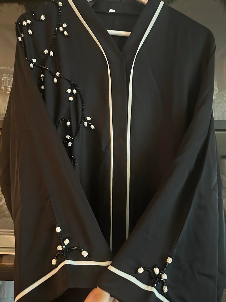 Elegante zwarte Abaya met steentjes incl sjaal en riem, Zwart, Maat 42/44 (L), Ophalen of Verzenden, Zo goed als nieuw