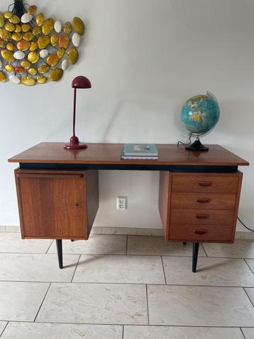 Vintage bureau beschikbaar voor biedingen