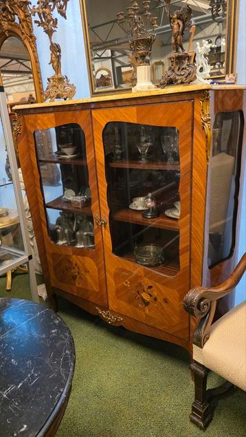 Schitterende Franse vitrine marmeren blad beschikbaar voor biedingen