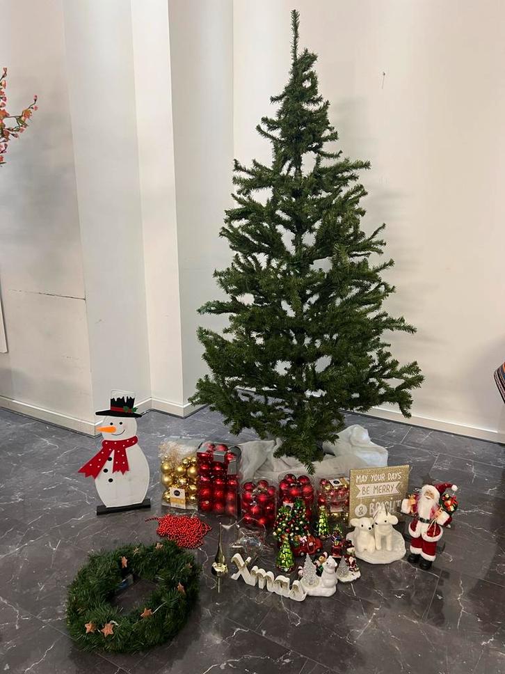 Kunstkerstboom 210 cm + Versiering en verlichting, Diversen, Kerst, Zo goed als nieuw, Ophalen