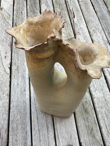 Keramieken handgemaakte vaas met twee openingen beschikbaar voor biedingen