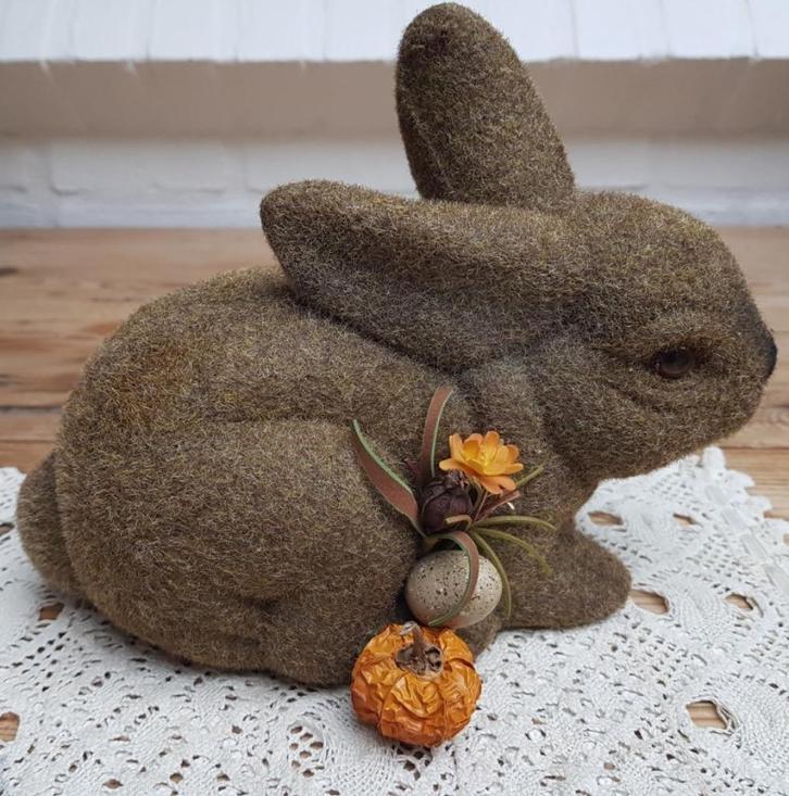  Gepimpte flock haas / konijn, eitje & pompoentje, PASEN, Diversen, Pasen, Gebruikt, Ophalen of Verzenden